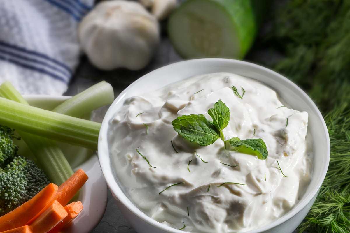 Comment présenter son tzatziki dans un plat en porcelaine ?